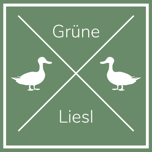 <img src=“Gruene_Liesl_Logo.jpg” alt=“Logo der grünen Liesl mit zwei weißen Enten und Schriftzug auf dunkelgrünem Hintergrund”>